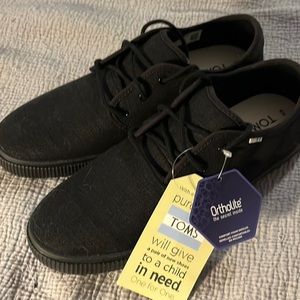 Toms mens black shoes. Brand new